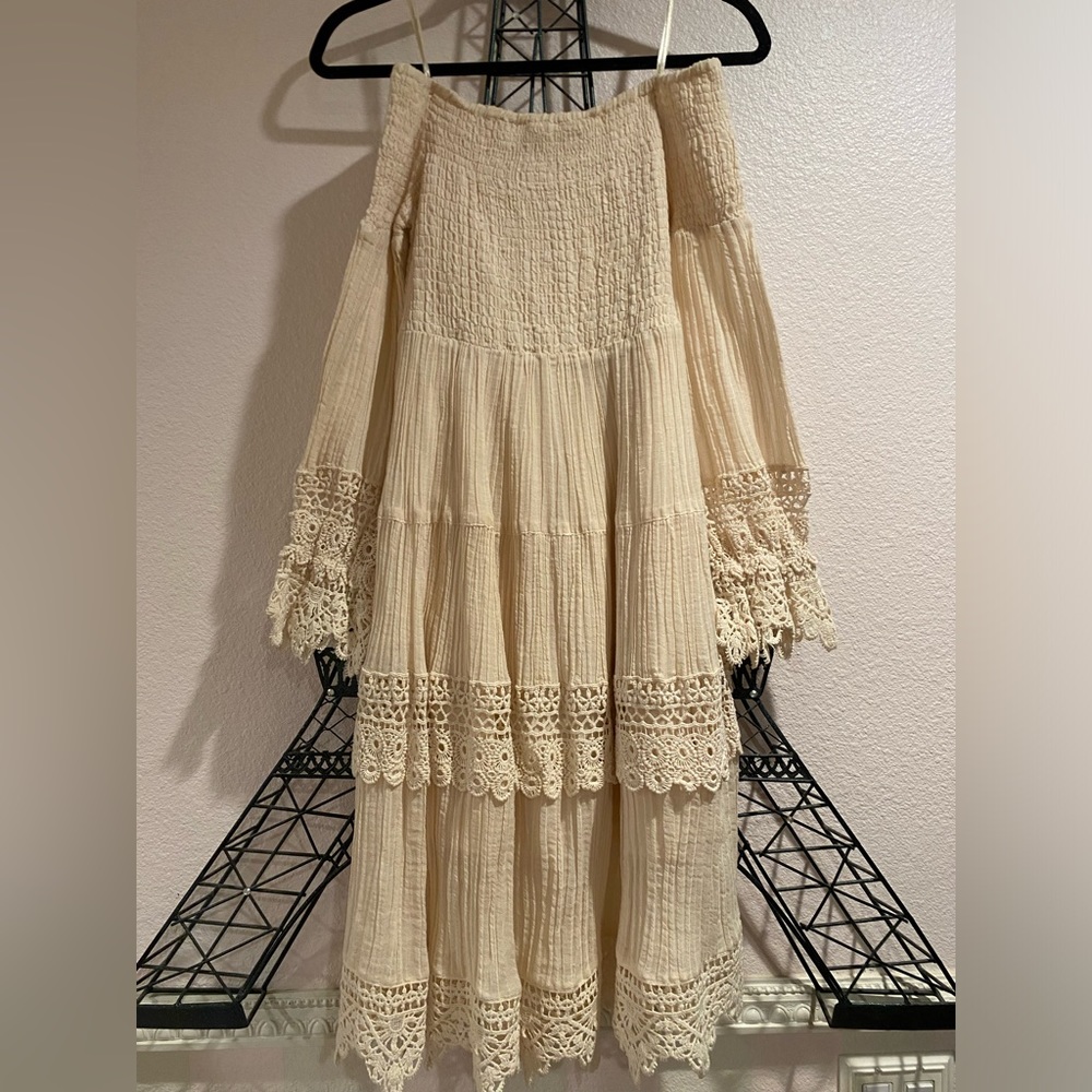 Guess ivory size small long sleeve off the shoulder midi dress